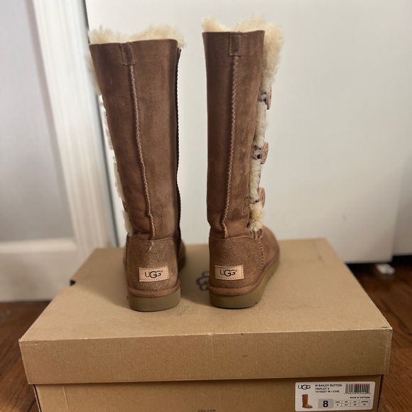 Uggs size 8 boots gently used - Picture 2 of 4